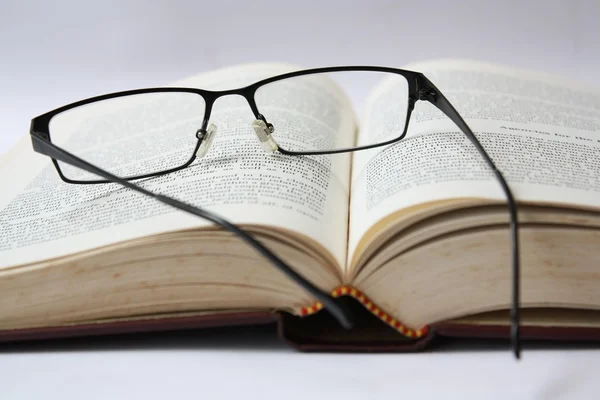 Книга, учеба, академическая деятельность, чтение, очки для глаз — стоковое фото