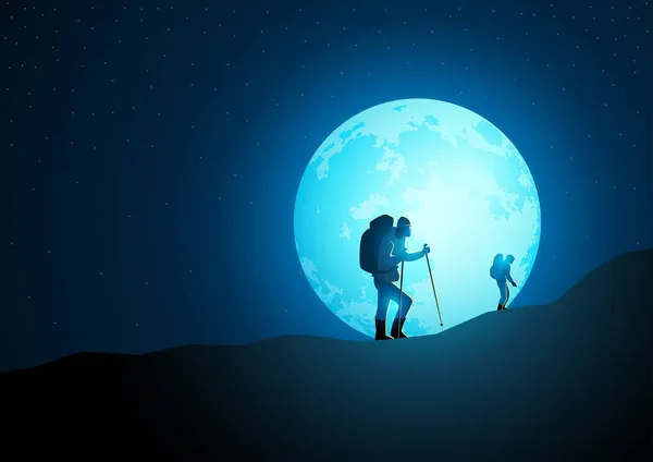 背景に美しい満月と山の上にバックパックトレッキングとトレッキングトレッカー ベクトルイラスト — ストックベクタ