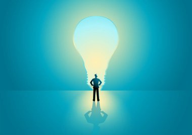 Ampul şeklindeki kapının önünde duran adam. Fırsat, yenilik, yaratıcılık kavramı.