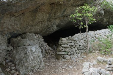 Mağara girişi