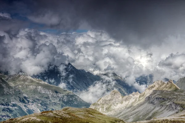 Paesaggio nuvoloso di montagna — Foto Stock