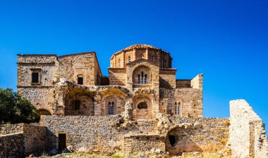 Bizans 'ın Monemvasia kasabasındaki Panagia Odigitria Kilisesi manzarası,