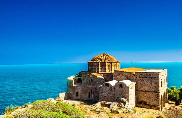Вид на церковь Панагии Оферии в византийском городе Монемва, — стоковое фото