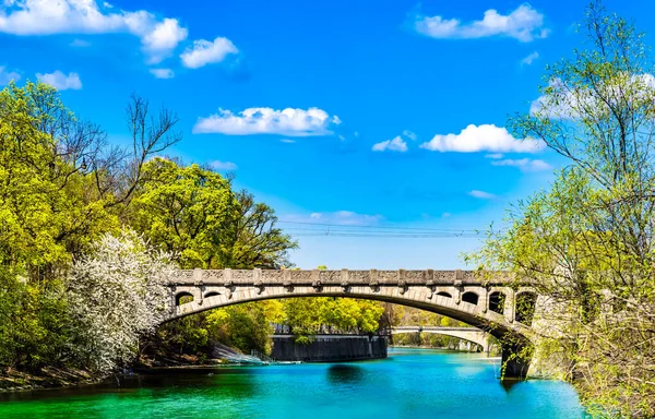 Turquoise Isar river and maximilian bridge in Munich - Germany — Stock Photo, Image