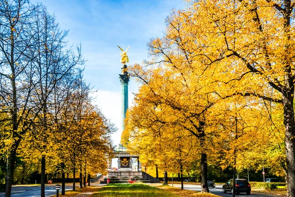 Sonbaharda Münih 'te barış meleği. Arka planda güneş ışığı ve güzel bulutlar.