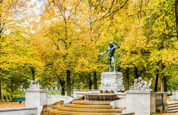 Pohled Podzimní Krajinu Otcovské Fontány Mnichově Kvalitní Fotografie — Stock fotografie