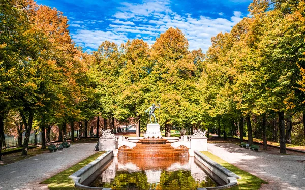 Pohled Podzimní Krajinu Otcovské Fontány Mnichově Kvalitní Fotografie — Stock fotografie