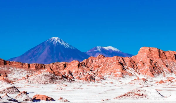 มมองของภ เขาไฟ Licancabur และ Juriques Moon Valley ทะเลทราย Atacama — ภาพถ่ายสต็อก