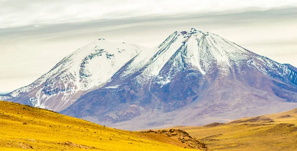 Vista Sobre Vulcões Licancabur Juriques Pela Fronteira Entre Bolívia Chile — Fotografia de Stock