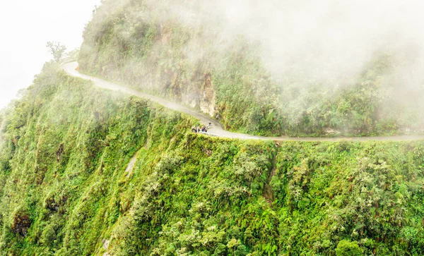 Vista de la nebulosa carretera de la muerte en los Yungas en Bolivia —  Fotos de Stock