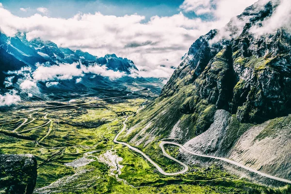 Гірський пейзаж і вид на відправну точку смертної дороги — стокове фото