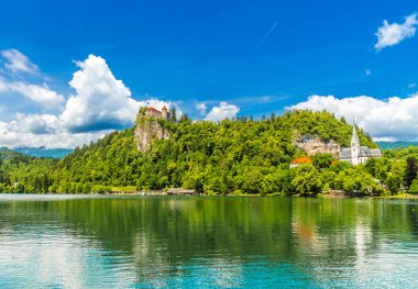 Slovenya, Bled Gölü 'ndeki Bled Kalesi' ne bakın. Yüksek kalite fotoğraf