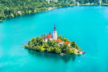 Slovenya 'daki St. Marys Kilisesi ile Julian Alpsa ve Lake Bled' in muhteşem manzarası. Yüksek kalite fotoğraf