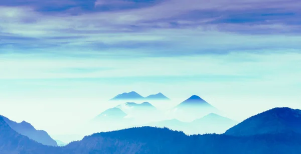 Mírumilovný Obraz Klidné Krajiny Pulzujícími Abstraktními Modrými Horami Bledou Oblohou — Stock fotografie