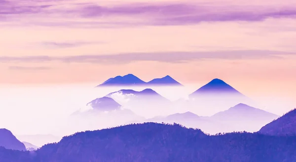 Hareketli Soyut Mavi Dağlar Soluk Gökyüzü Ile Huzurlu Bir Manzara — Stok fotoğraf