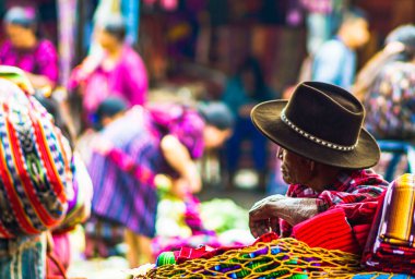 Chichicastenango 'daki yaşlı yerli adama bakın. Yüksek kalite fotoğraf