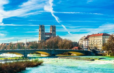 St. Maximilian kilisesi ve Münih 'teki Isar' ın kış manzarasına bakın. Yüksek kalite fotoğraf