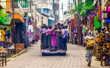 Yerli çocuklar Guatemala 'daki küçük bir köyden halkın geçişini kullanıyor. Yüksek kalite fotoğraf