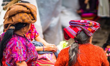 Chichicastenango 'da yerli Maya pazarındaki bir kadın. Yüksek kalite fotoğraf