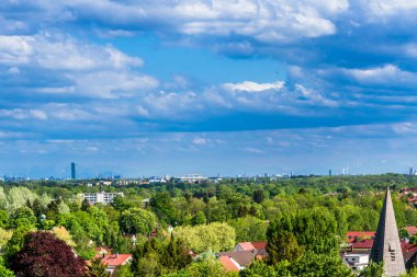 Almanya 'nın Münih yakınlarındaki Dachau ve Bavyera Alpleri üzerinde panoramik bir manzara. Yüksek kalite fotoğraf