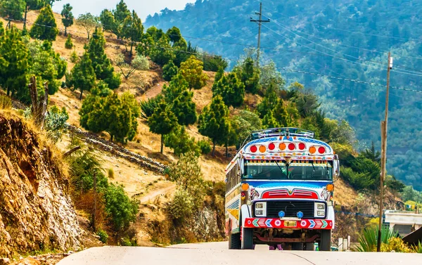 Guatemala 'da Todos Santos Cuchumatan tarafından toplu taşıma aracı olarak kullanılan eski okul otobüsü. Yüksek kalite fotoğraf