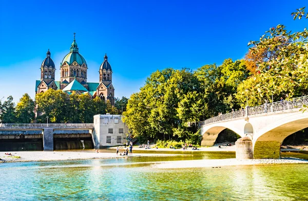 Chiesa San Luca Lukaskirche Fiume Isar Nel Paesaggio Estivo Monaco — Foto Stock