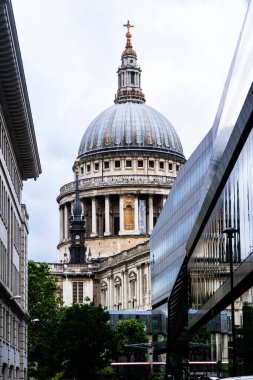 St Paul Katedrali iki modern bina arasında, Londra, İngiltere, GB. Yüksek kalite fotoğraf