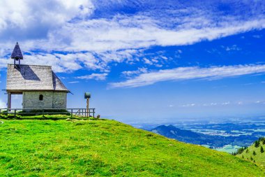 Meşhur Kampenwand 'daki güzel şapel, Aschau im Chiemgau, Bavyera, Almanya. Yüksek kalite fotoğraf