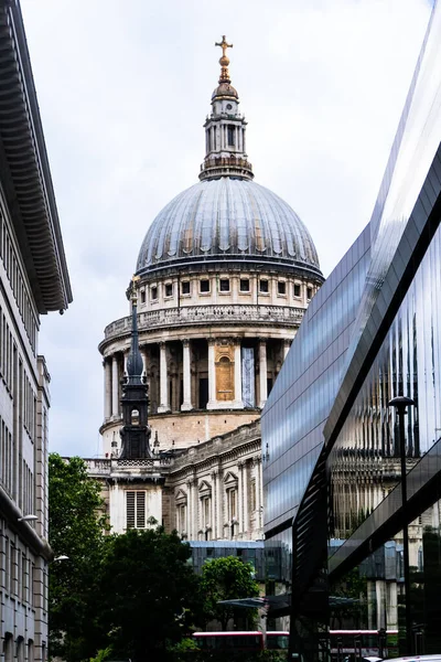 St Paul Katedrali iki modern bina arasında, Londra, İngiltere, GB. Yüksek kalite fotoğraf