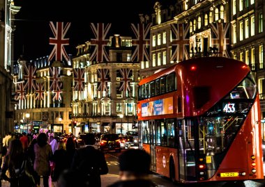 Londra 'da gece kırmızı otobüsler çalışır. Yüksek kalite fotoğraf