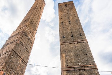 İki ünlü düşen Bologna kulesi Asinelli ve Garisenda, Bologna, Emilia-Romagna, İtalya. Yüksek kalite fotoğraf