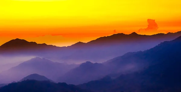 Silhueta Montanha Roxa Durante Pôr Sol Com Nevoeiro Minca Colômbia — Fotografia de Stock