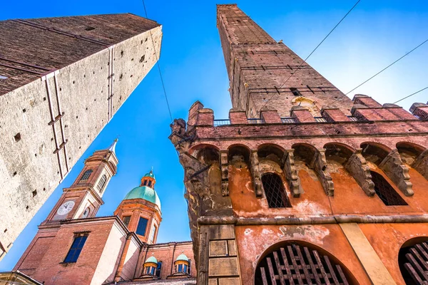 Dvě Slavné Padající Boloňské Věže Asinelli Garisenda Boloňa Emilia Romagna Stock Snímky