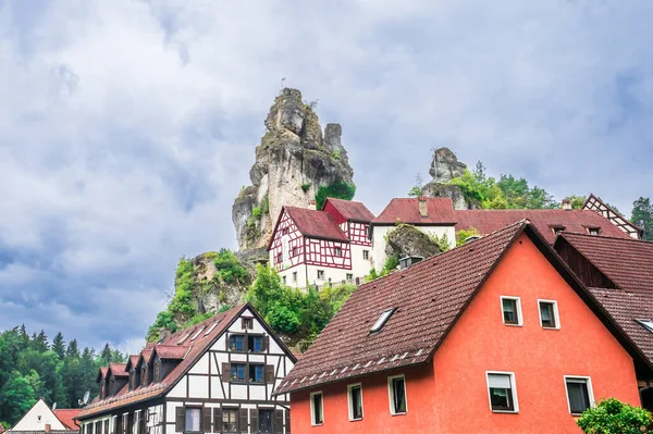 Vew of the Tuechersfeld village and the towering sand cliffs in Germany — Stock Photo, Image