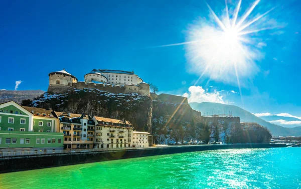 Twierdza kufstein widziany z mostu nad rzeką inn, austria. — Zdjęcie stockowe