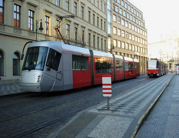 Staden röda spårvagnar bakgrund — Stockfoto