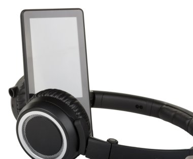 siyah kulaklık ve oyuncu