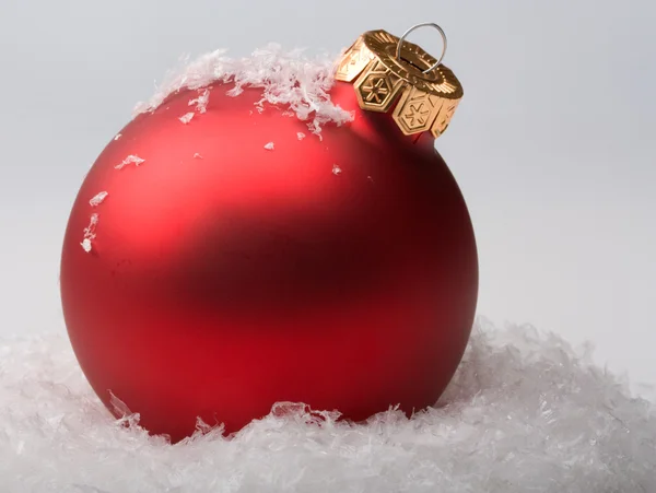 Κόκκινη Χριστουγεννιάτικη μπάλα — Φωτογραφία Αρχείου