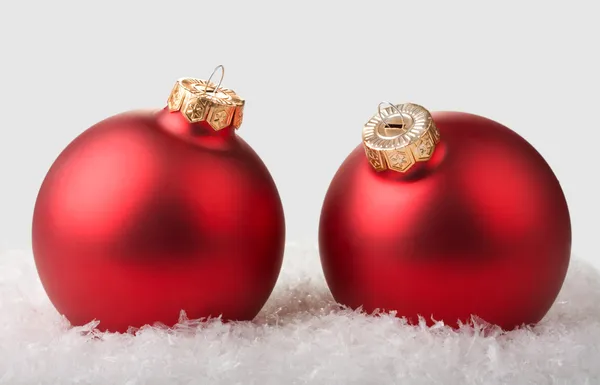 Dos bolas rojas de Navidad en la nieve —  Fotos de Stock