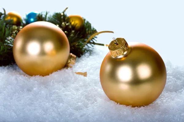 Goldene Weihnachtskugeln mit Zweig-Christbaum — Stockfoto