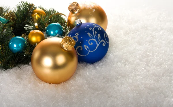 Золоті та сині різдвяні кульки з гілкою — стокове фото