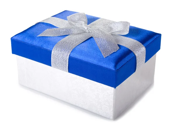 Серебристо-голубая подарочная коробка — стоковое фото
