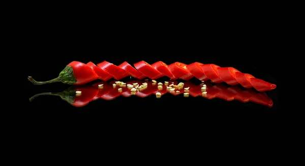 Rode Chili Peper Met Zaden Een Zwarte Achtergrond — Stockfoto
