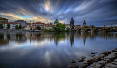 Prag 'da, Kampa' da, nehrin yanında.