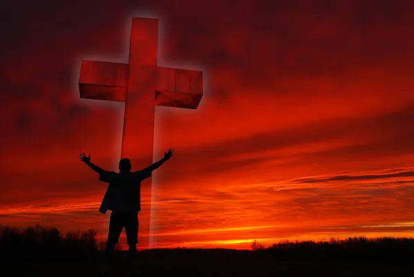 La silhouette di un uomo davanti a un simbolo di fede — Foto Stock