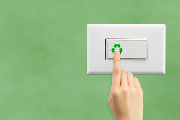 Interruptor de luz en un fondo de pared verde —  Fotos de Stock