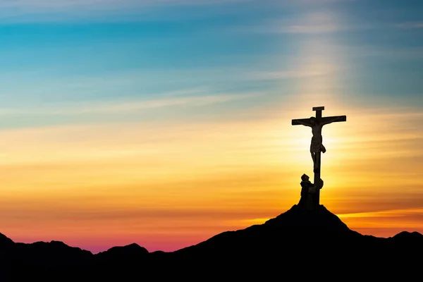 Ιησούς Χριστός Στο Σταυρό Πάνω Από Φωτεινό Φόντο Του Ουρανού — Φωτογραφία Αρχείου
