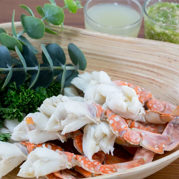 Pernas de caranguejo cozidas no vapor com molho de frutos do mar picante tailandês — Fotografia de Stock
