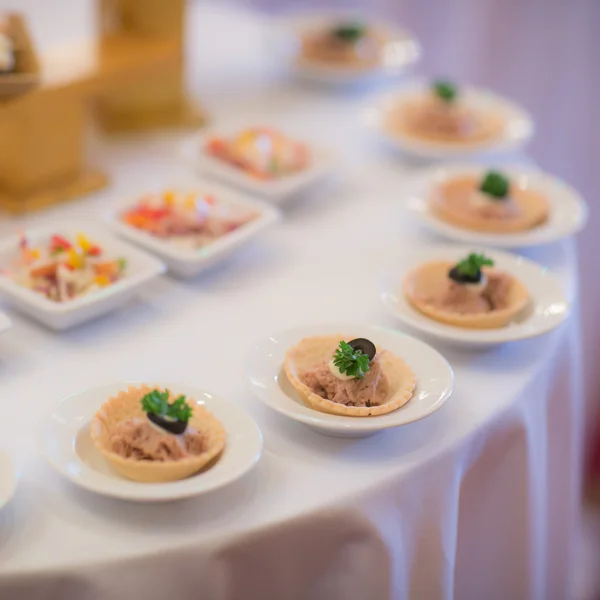 Buffet alimentaire dans des plateaux - une série d'images RESTAURANT — Photo