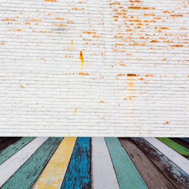 ahşap zemin ile beyaz tuğla duvar